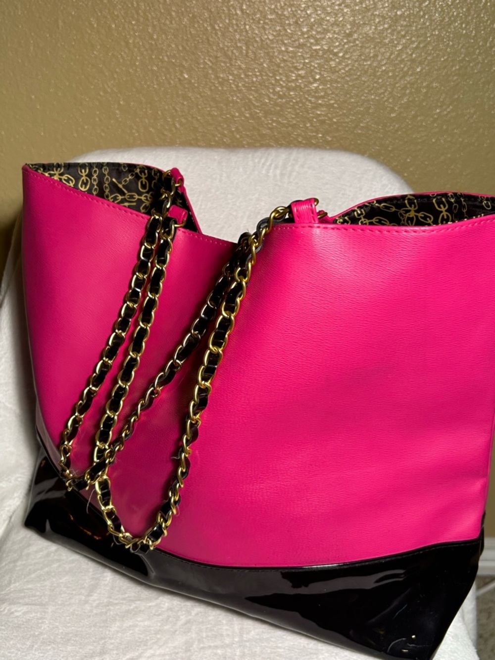 Juicy Couture Fuchsia and Black Large Tote with Gold Chain Straps - Picture 2 of 5